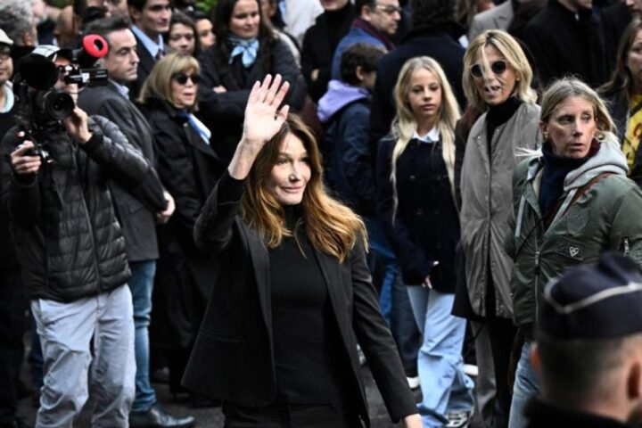 Carla Bruni al fianco di Sarkozy prima della detenzione: indagata per corruzione di testimone