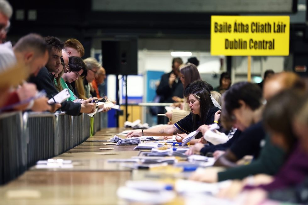 Catherine Connolly in netto vantaggio nel conteggio dei voti per le presidenziali irlandesi