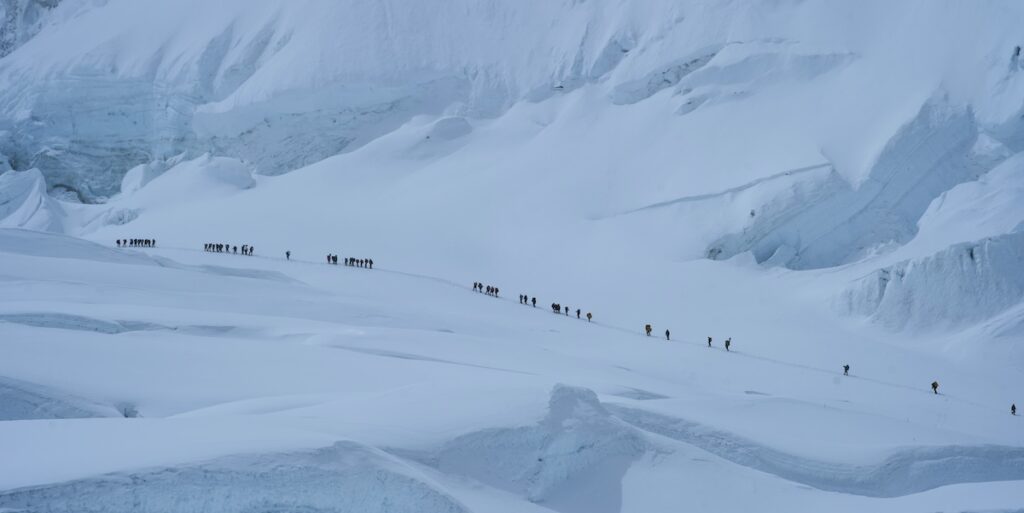 Centinaia di escursionisti ancora bloccati sul versante tibetano dell'Everest