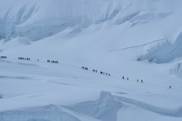 Centinaia di escursionisti ancora bloccati sul versante tibetano dell'Everest