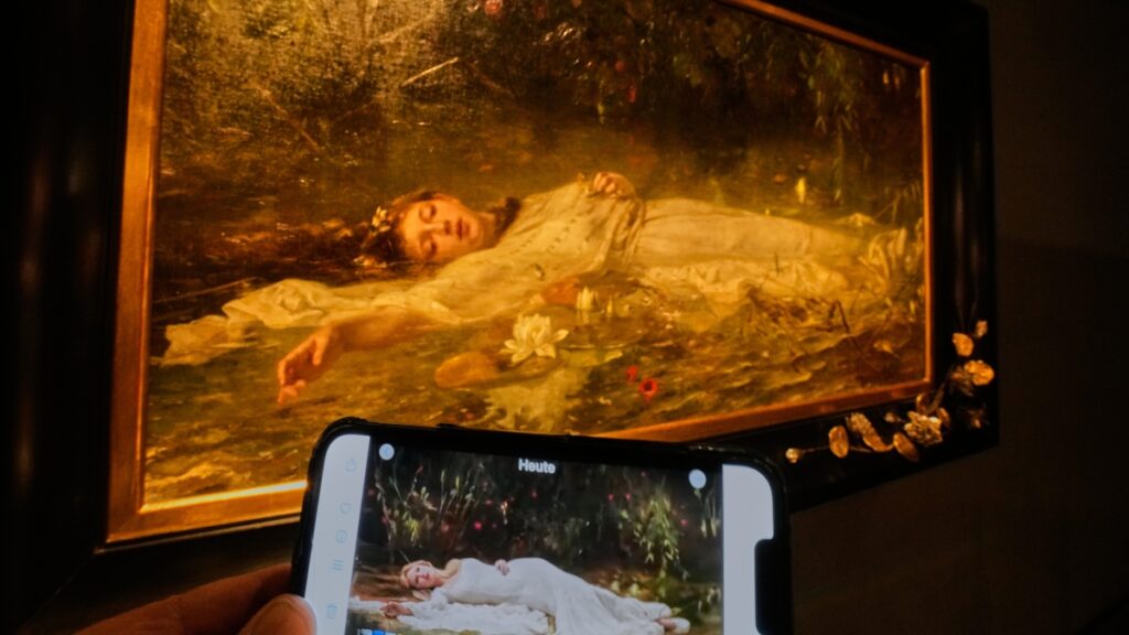 Centinaia di fan di Taylor Swift affollano il museo d'arte di Wiesbaden per l'opera di Friedrich Heyser