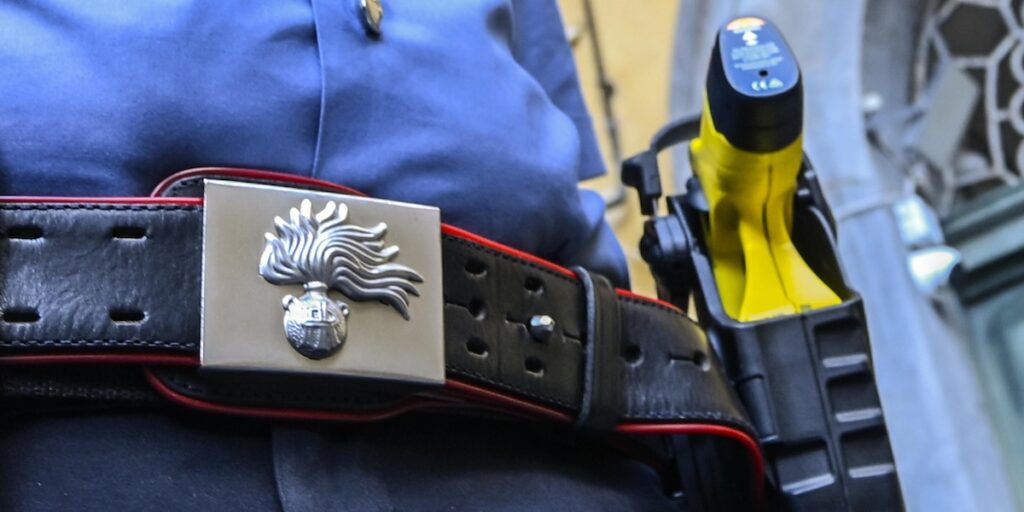 Cinque carabinieri indagati a Napoli per la morte di un uomo colpito da un taser