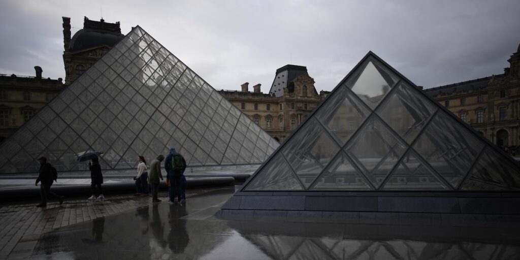 Cinque ulteriori arresti nel furto al Louvre di Parigi, proseguono le indagini