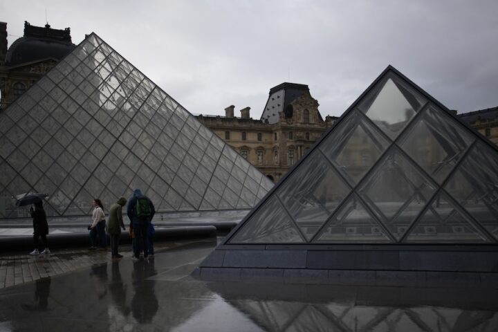 Cinque ulteriori arresti nel furto al Louvre di Parigi, proseguono le indagini