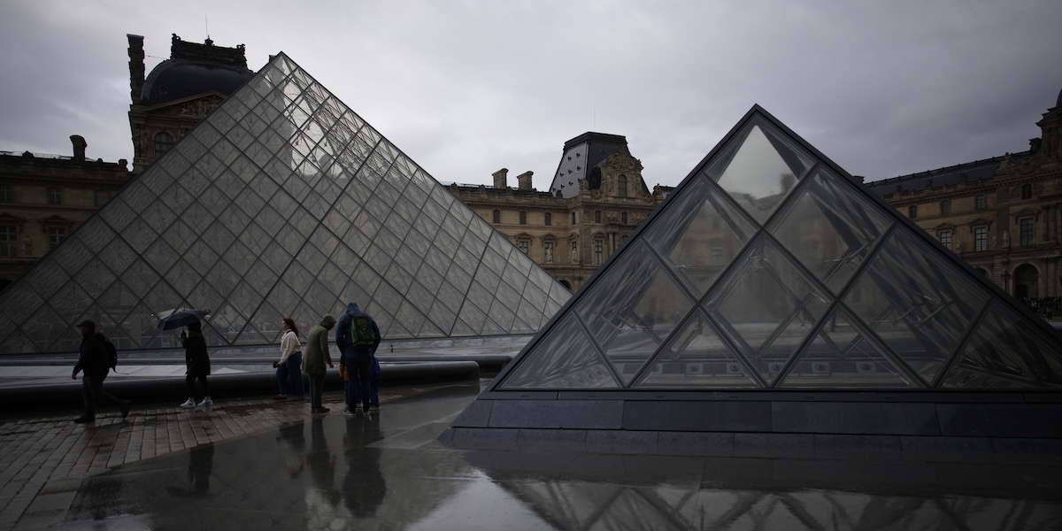 Cinque ulteriori arresti nel furto al Louvre di Parigi, proseguono le indagini