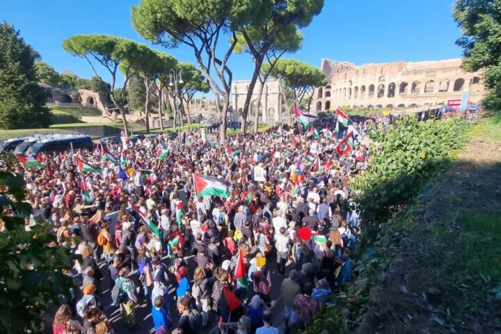 Corteo per la Palestina a Roma: "Siamo un milione", 41 agenti feriti in scontri con la polizia