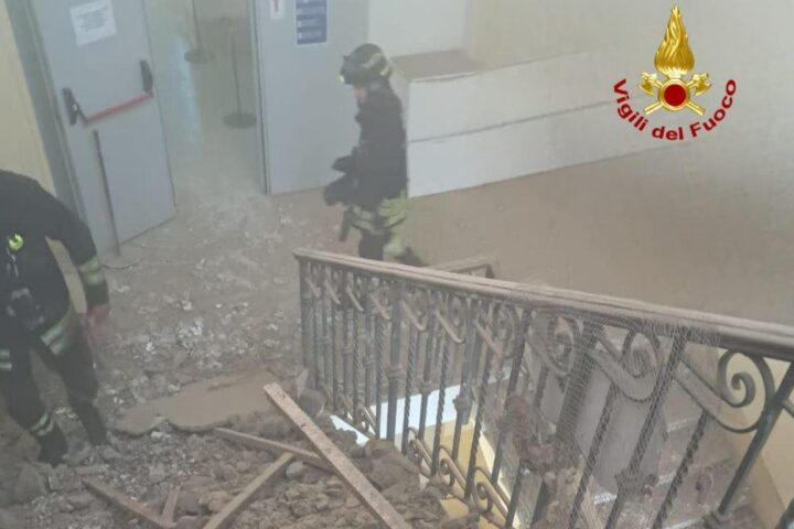 Crollo del controsoffitto all'istituto Diaz di Roma, nessun ferito ma studenti evacuati