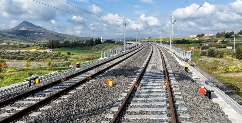 Dal 2 novembre riduzione a 3 ore per il viaggio in treno tra Catania e Palermo