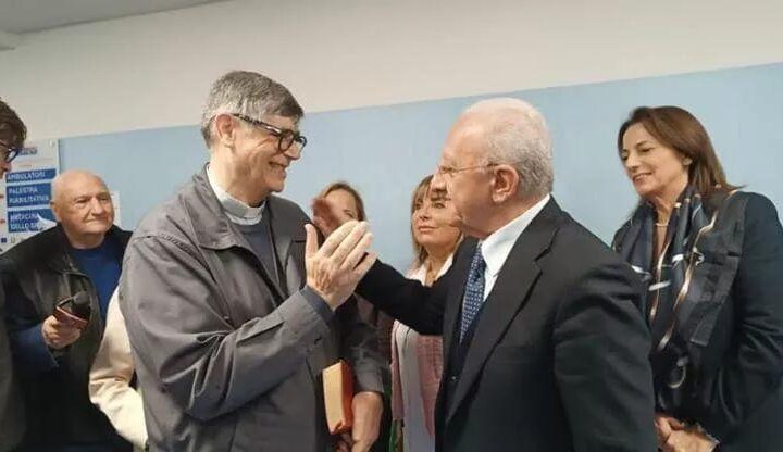 De Luca e don Patriciello si riappacificano dopo le polemiche del passato