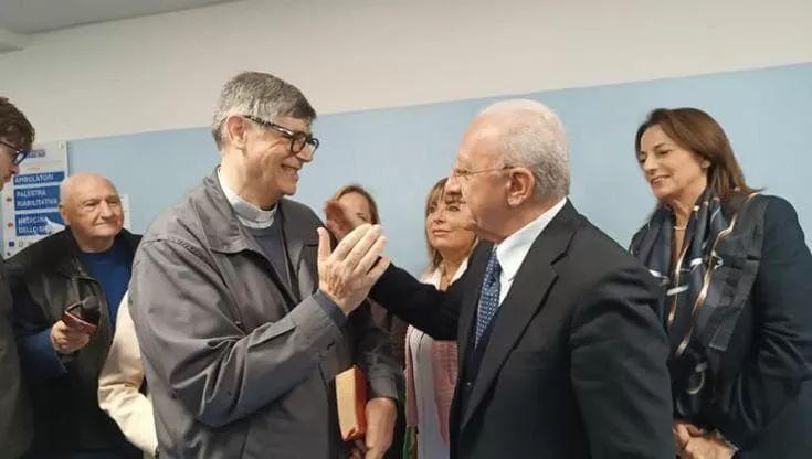 De Luca e don Patriciello si riappacificano dopo le polemiche del passato