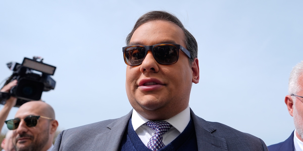 Donald Trump riduce la pena dell'ex deputato George Santos, uscito dal carcere dopo 7 anni