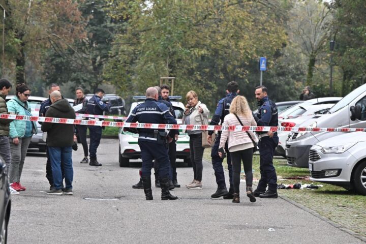 Donna accoltellata a Milano: gravissime condizioni, in fuga l'aggressore su scooter