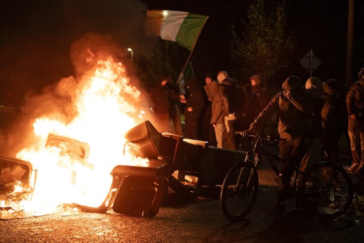 Dublino, violente proteste attorno a centro per richiedenti asilo dopo indagine su molestia sessuale