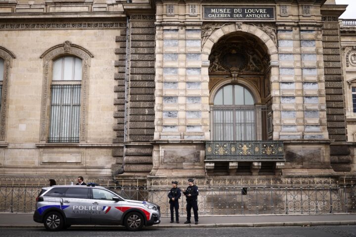 Due arresti per il furto al Louvre, i sospetti provenienti dalla Seine-Saint-Denis