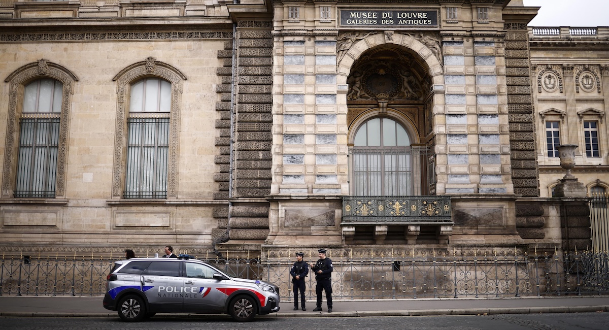Due arresti per il furto al Louvre, i sospetti provenienti dalla Seine-Saint-Denis