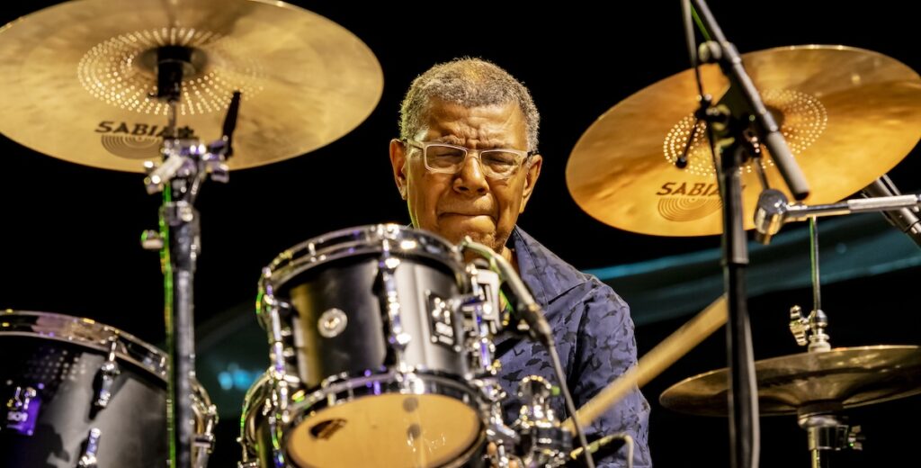 È morto a 83 anni Jack DeJohnette, iconico batterista jazz e collaboratore di Miles Davis