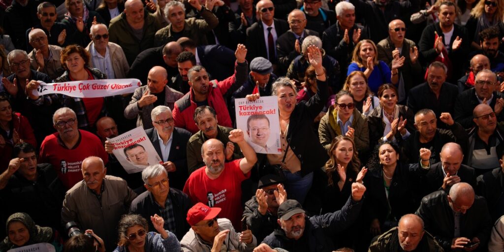 Ekrem Imamoglu accusato di spionaggio dopo l'arresto per corruzione in Turchia