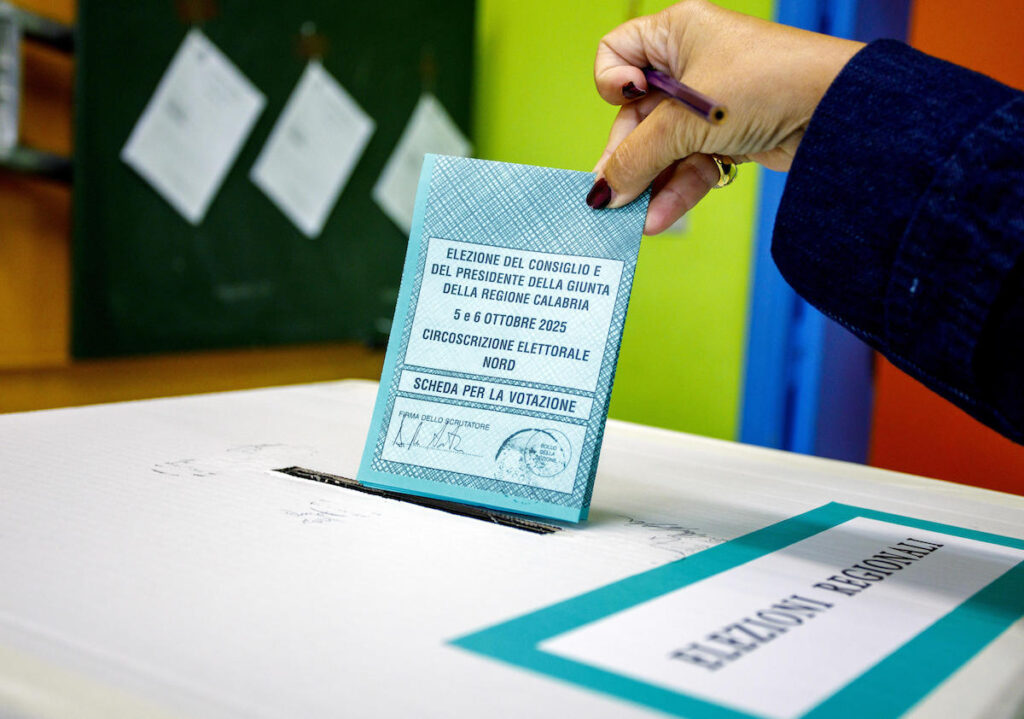 Elezioni regionali in Calabria 2025: seggi aperti fino alle 15 e affluenza al 29,08%