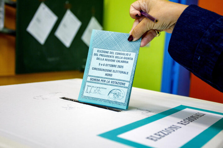 Elezioni regionali in Calabria 2025: seggi aperti fino alle 15 e affluenza al 29,08%