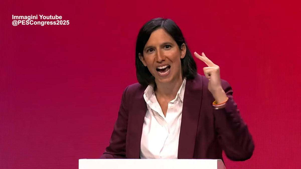 Elly Schlein accusa l'estrema destra: "Libertà a rischio in Italia"