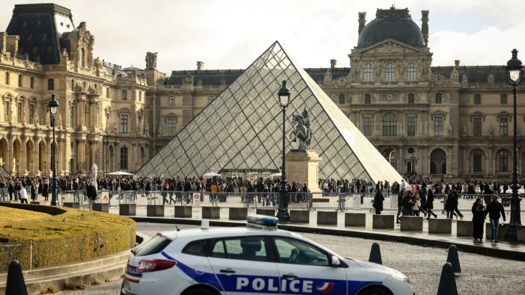 Errori dei ladri del Louvre: da impronte a oggetti lasciati, indagini in corso