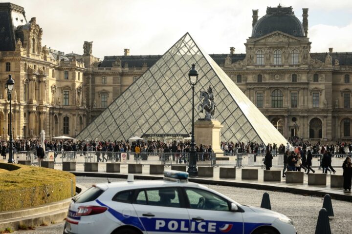 Errori dei ladri del Louvre: da impronte a oggetti lasciati, indagini in corso