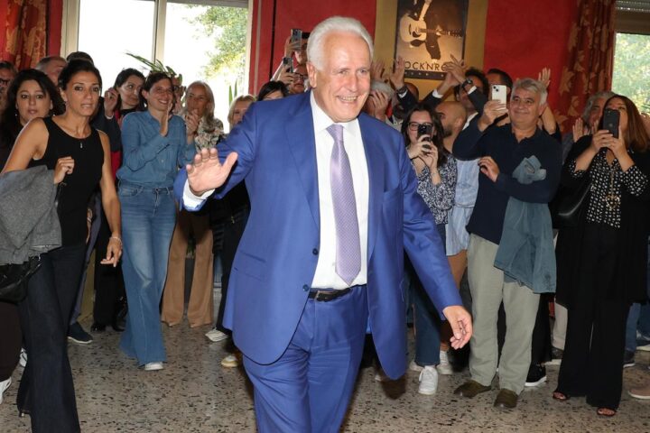 Eugenio Giani confermato presidente della Toscana con il 54% dei voti, festeggia il buon governo