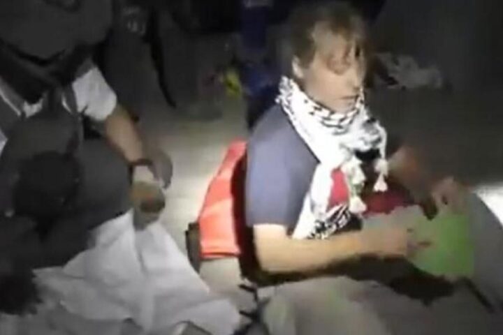 Fermata della Flotilla: attivisti trasportati alla polizia israeliana per identificazione e possibile espulsione