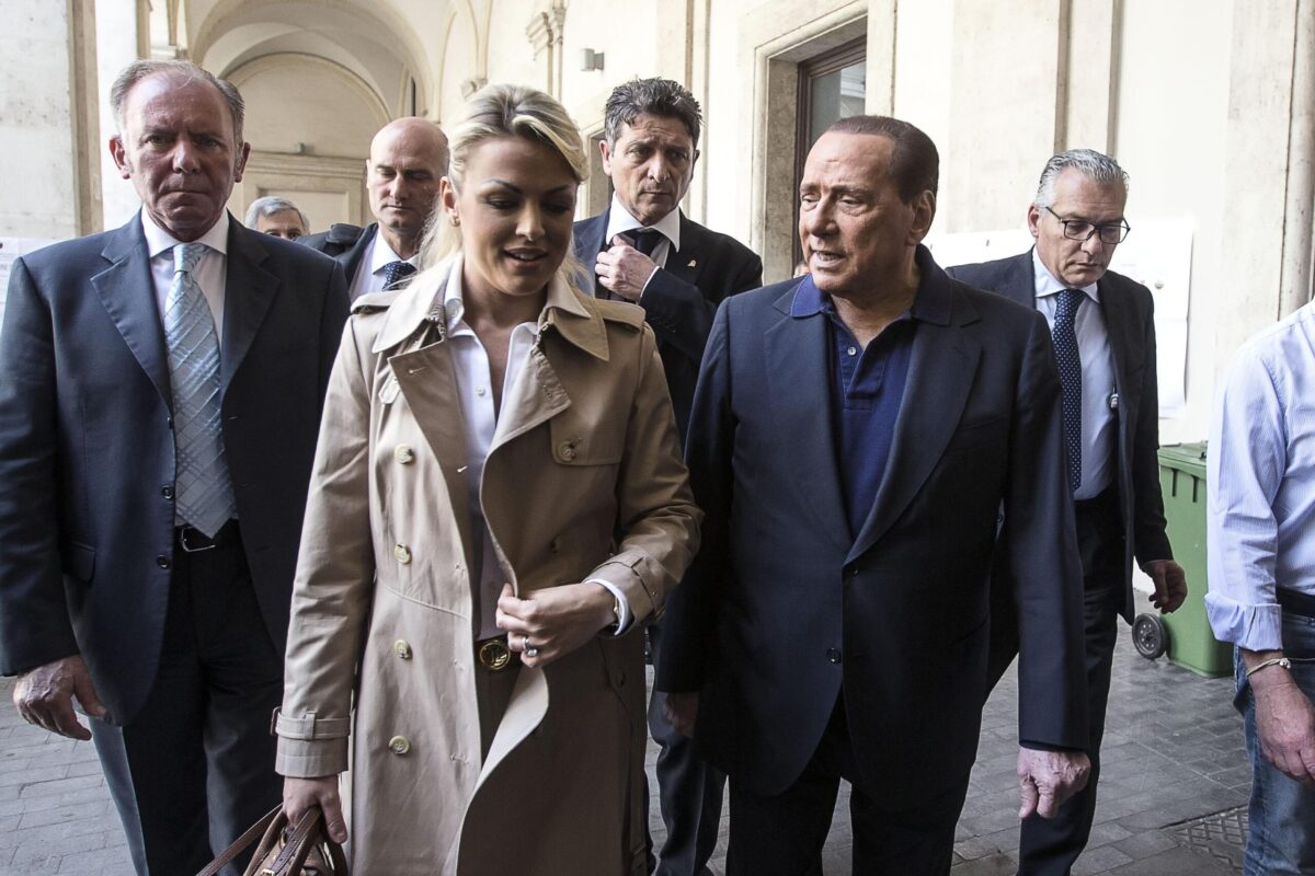 Francesca Pascale parla della sua gelosia per Berlusconi: «Controllavo il suo telefono»