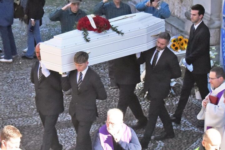 Funerali di Pamela Genini, 29enne uccisa a Milano: il ricordo di una vita spezzata dalla violenza di genere