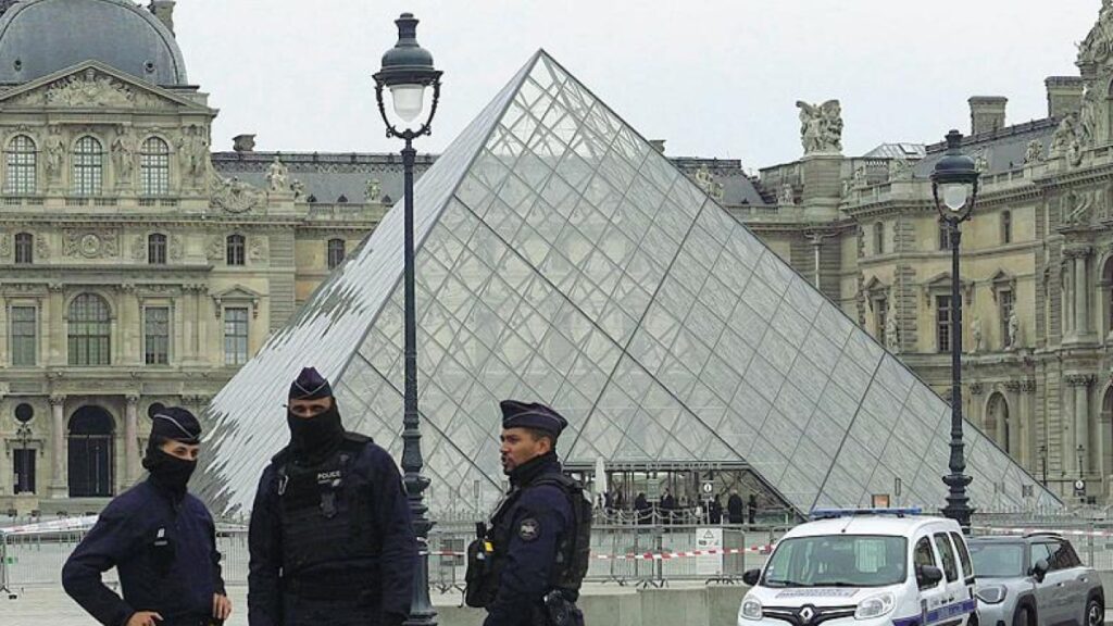 Furto al Louvre, arrestati due ladri in partenza per l'Africa