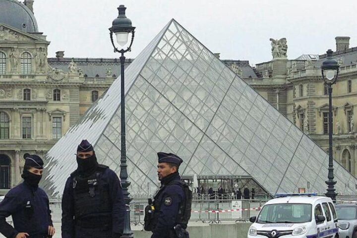 Furto al Louvre, arrestati due ladri in partenza per l'Africa
