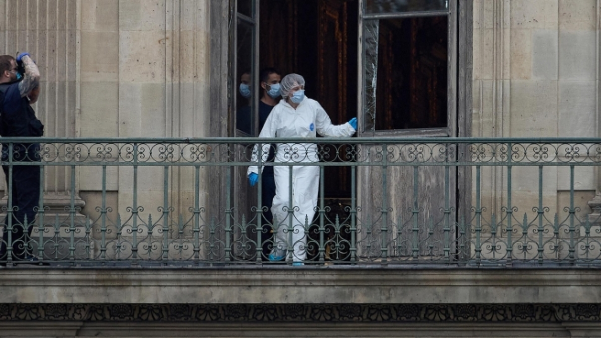 Furto al Louvre: arrestati due uomini, uno bloccato all'aeroporto di Parigi prima della fuga in Algeria