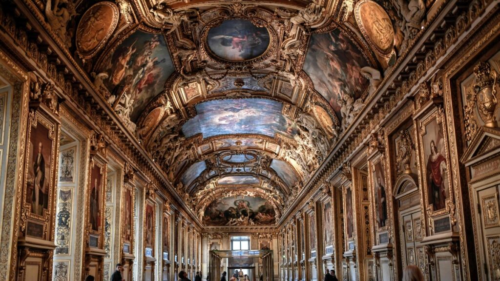 Furto al Louvre: banditi entrano travestiti da operai e rubano nove gioielli in sette minuti