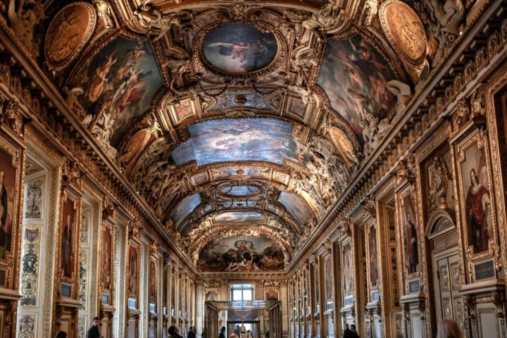 Furto al Louvre: banditi entrano travestiti da operai e rubano nove gioielli in sette minuti