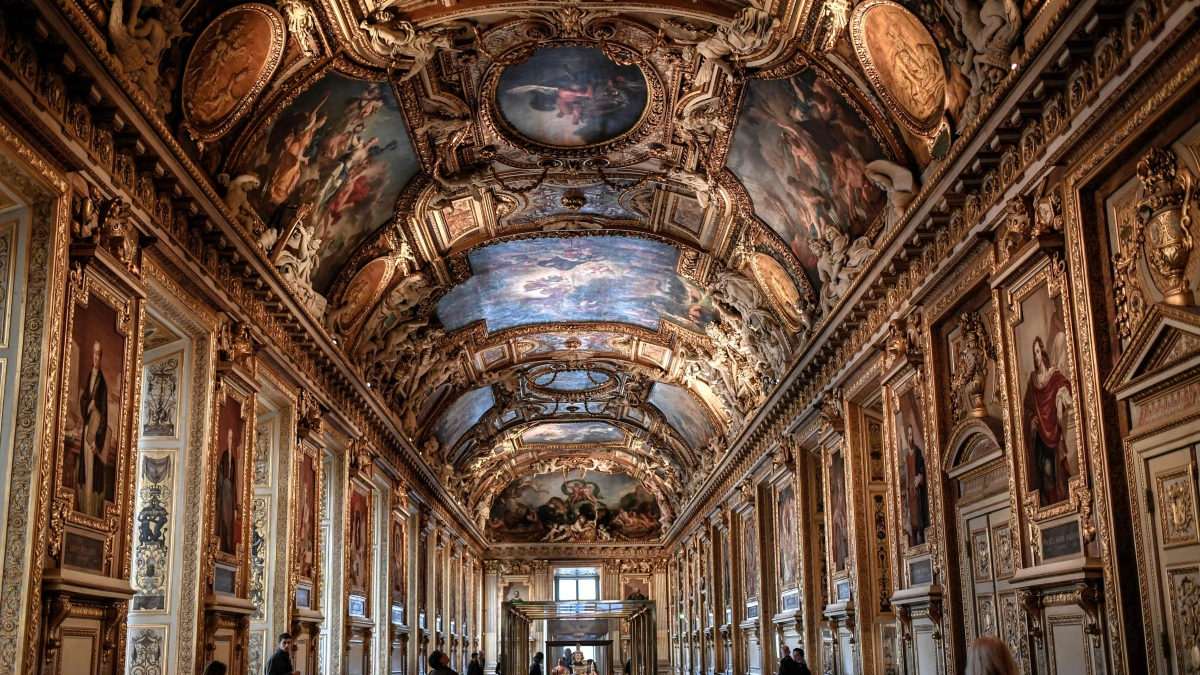 Furto al Louvre: banditi entrano travestiti da operai e rubano nove gioielli in sette minuti