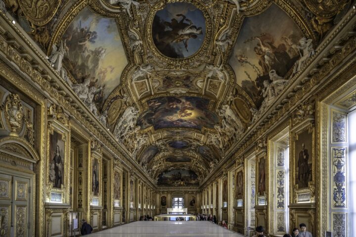Furto al Louvre di Parigi: chiusura per tutta la giornata dopo il colpo di domenica