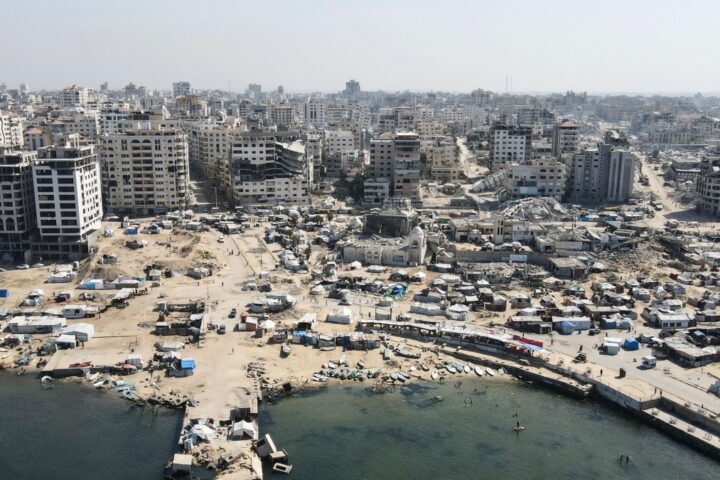 Gaza, distribuiti 944mila pasti in un giorno dall'Onu mentre Hamas consegna corpi di ostaggi israeliani