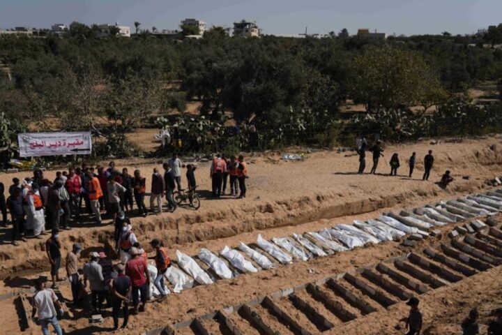 Gaza, i resti di un ostaggio arrivano all'Istituto di medicina legale di Abu Kabir per l'identificazione