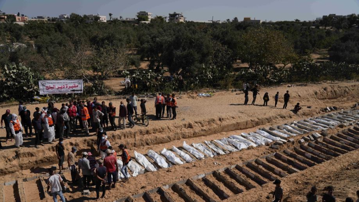Gaza, i resti di un ostaggio arrivano all'Istituto di medicina legale di Abu Kabir per l'identificazione