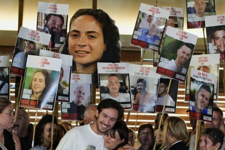 Gaza, Israele firma accordo di pace con Hamas; Trump annuncia visita domenicale