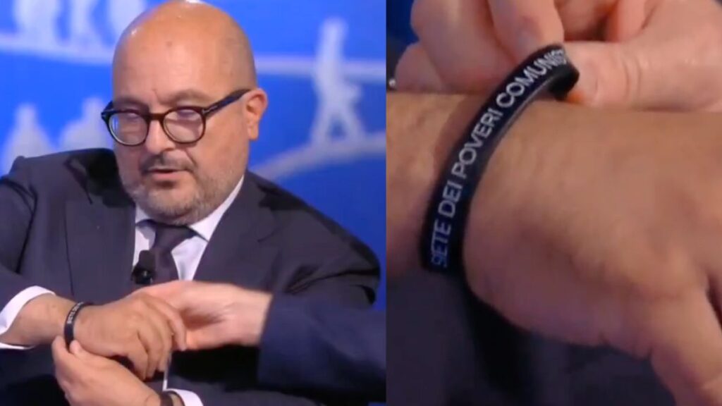 Gennaro Sangiuliano mostra il braccialetto "Siete dei poveri comunisti" durante Piazzapulita