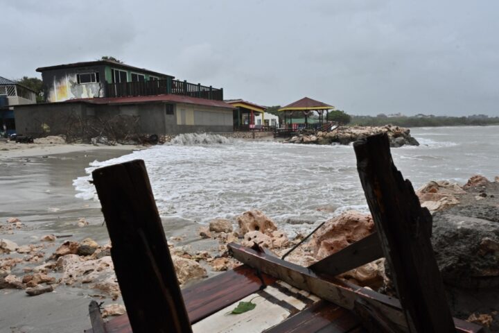 Giamaica attende l'impatto devastante dell'uragano Melissa, con venti fino a 300 km/h