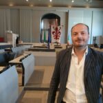 Giorgia Meloni derisa a Firenze: striscione «Vota Draghi» per il candidato Alessandro Draghi