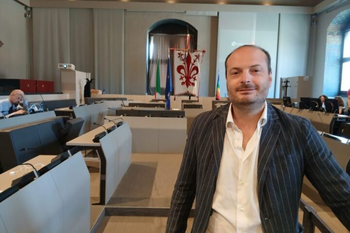 Giorgia Meloni derisa a Firenze: striscione «Vota Draghi» per il candidato Alessandro Draghi