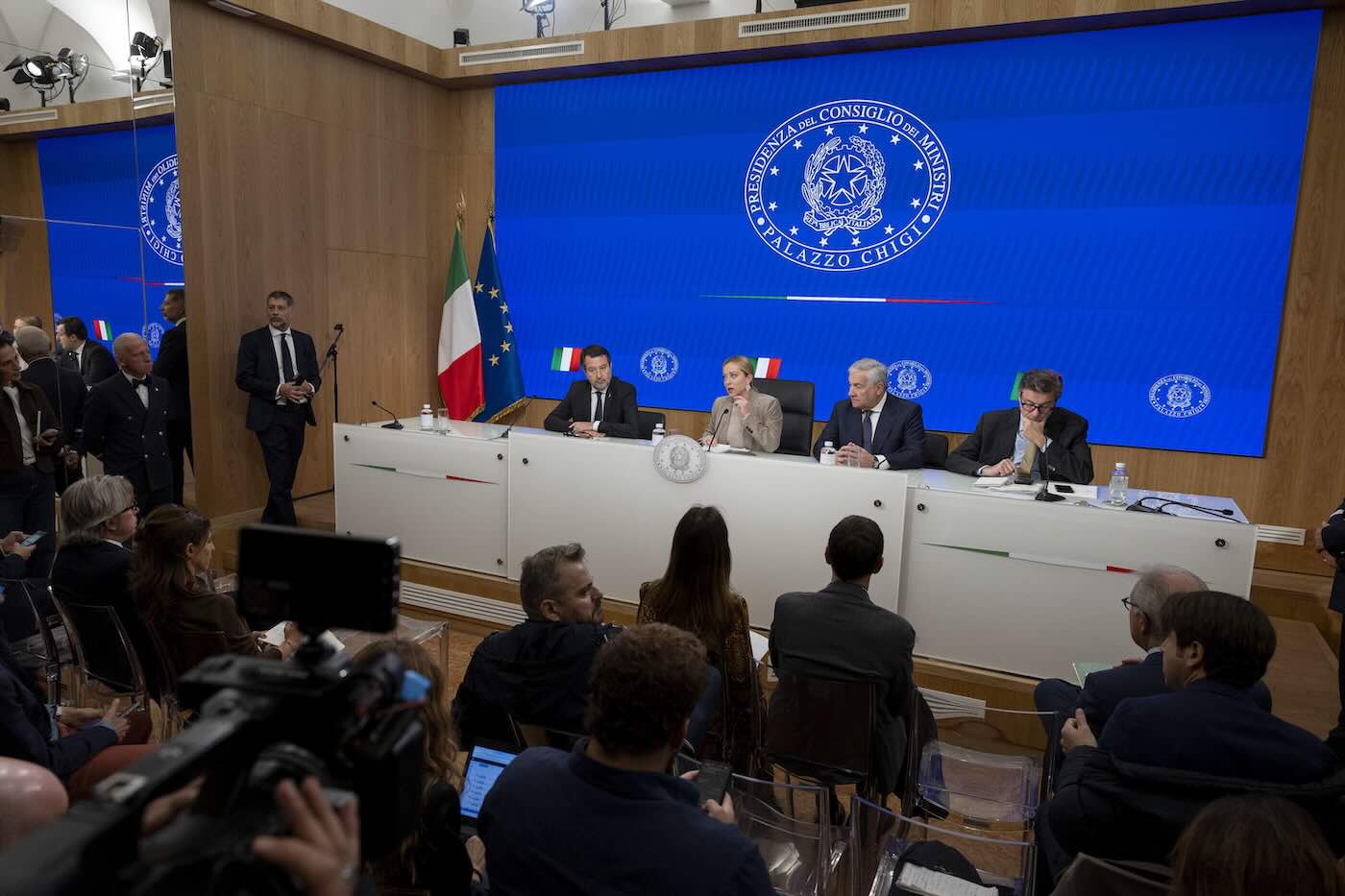 Giorgia Meloni lascia la conferenza stampa dopo sole due domande, riprendono le critiche sulla sua disponibilità ai giornalisti