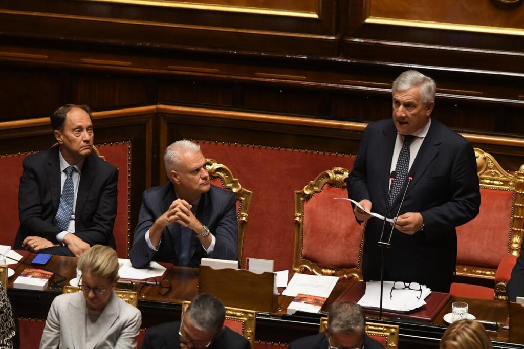 Governo italiano cerca tregua mentre la manovra finanziaria attende esame in aula