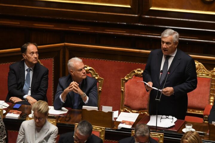 Governo italiano cerca tregua mentre la manovra finanziaria attende esame in aula