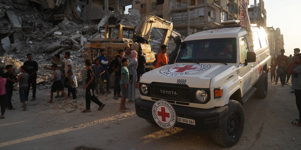 Hamas riconsegna un corpo attribuito a un ostaggio israeliano alla Croce Rossa