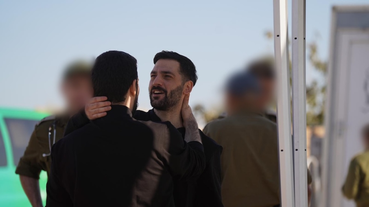 Hamas rilascia 20 ostaggi israeliani: tra loro i gemelli Berman e il soldato Cohen